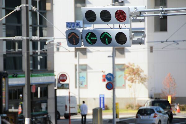 「電車用」として黄色い矢印がともるＬＲＴの専用信号＝31日午前10時50分、宇都宮市東宿郷１丁目