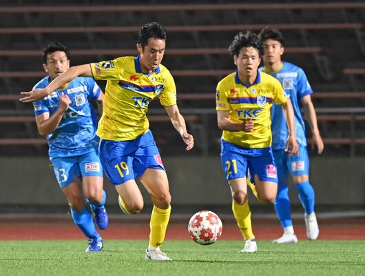 天皇杯２回戦で先制点を挙げた栃木ＳＣのＦＷ大島（左から２人目）。３回戦も総力戦で金星を狙う＝秋田市のソユースタジアム