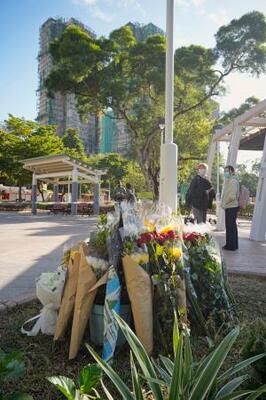 大規模火災が起きた香港北部の高層住宅群近くに手向けられた花束=29日(共同)