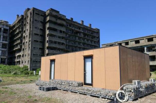 　長崎市の端島（通称・軍艦島）で運用が始まった新施設（手前）＝１６日午前