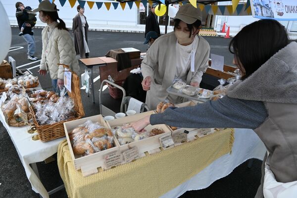パンを選ぶ来店客＝23日午後、宇都宮市インターパーク５丁目
