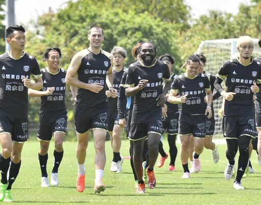 並んでランニングする栃木シティのウタカ（中央右）とヨニッチ（中央左）＝ＣＦＳサブグラウンド