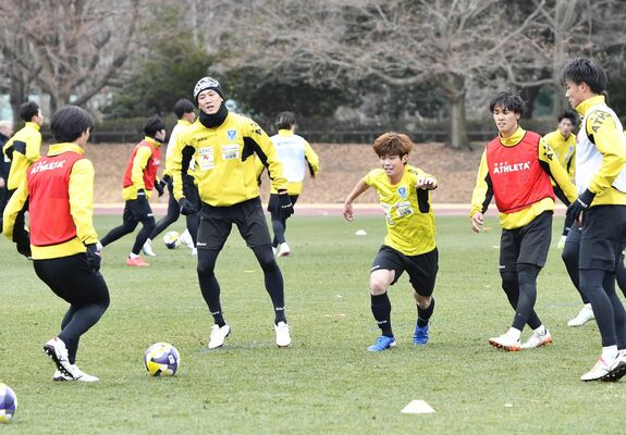ボールを使ったトレーニングに励む栃木ＳＣの選手＝河内総合運動公園陸上競技場