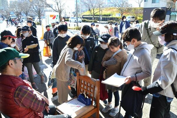 協力して謎解きに挑戦する児童ら