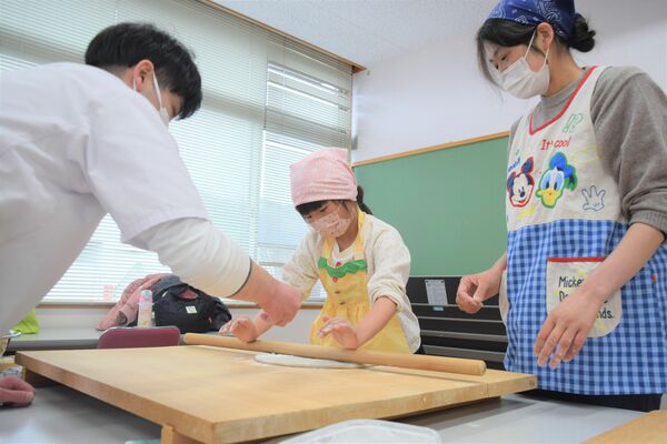 真剣な表情でそば打ちに取り組む参加者