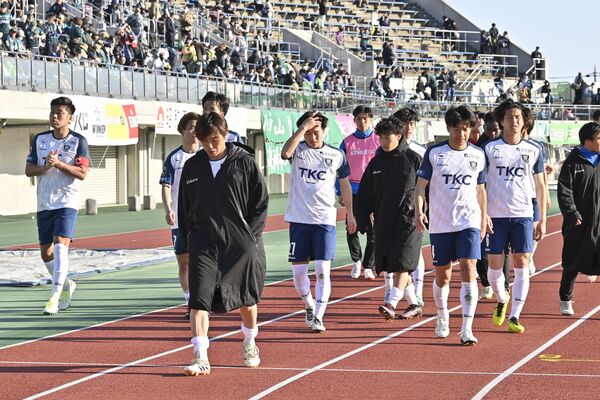 大敗を喫し、悔しさをにじませる栃木ＳＣの選手たち＝相模原ギオンスタジアム、広瀬華撮影