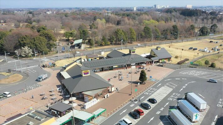 「みぶハイウェーパーク」（中央）を核とした道の駅みぶ＝ドローンから（町提供）