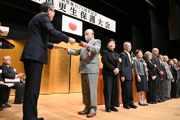 表彰状を受け取る受彰者ら＝26日午後、宇都宮市明保野町