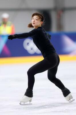 　公式練習で調整する坂本花織＝ミラノ（共同）