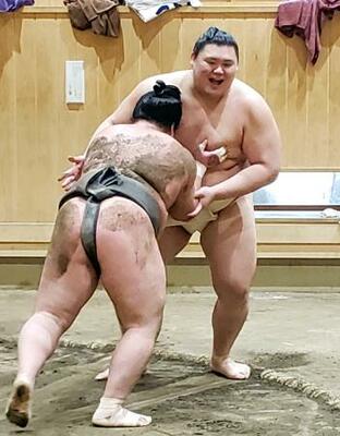新年最初の稽古を行った横綱大の里(奥)=二所ノ関部屋