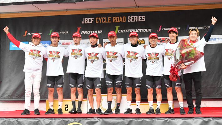 ＪＰＴで７年ぶり４度目のチーム総合王者に返り咲いたブリッツェンの選手たち＝10月25日、群馬サイクルスポーツセンター