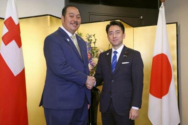 会談を前に握手する小泉防衛相(右)とトンガのウルカララ皇太子=23日午前、東京都内のホテル(代表撮影)