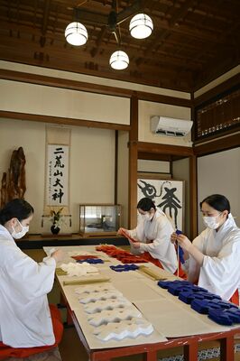 幣束を作る八乙女ら