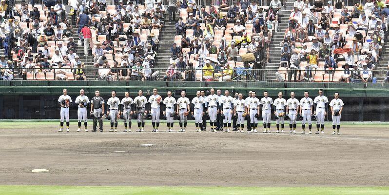 校歌斉唱する石橋ナイン