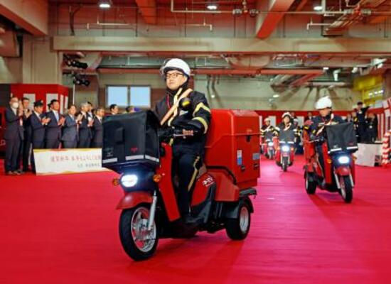 　新春の便りを携え、街へ向かう配達員＝１日朝、東京・新宿郵便局