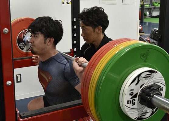 斎藤トレーニングコーチ（右）とトレーニングに励む福田＝宇都宮市のとちぎスポーツ医科学センター
