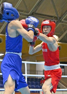 ボクシング男子ライトフライ級決勝　３回、白鴎足利の小林（右）が左ジャブを放つ＝岡山県玉野市総合体育館、広瀬華撮影