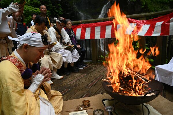 裏見の滝で行われた荒沢不動尊の護摩供養