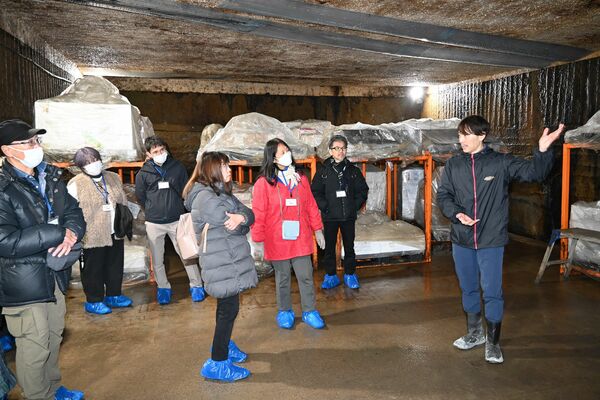 富澤マネージャー（右）からワイン熟成の説明を聞く参加者＝１３日午前、宇都宮市