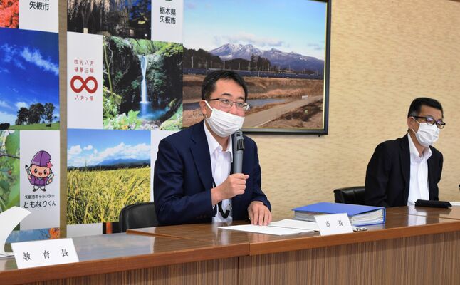 記者会見する斎藤市長