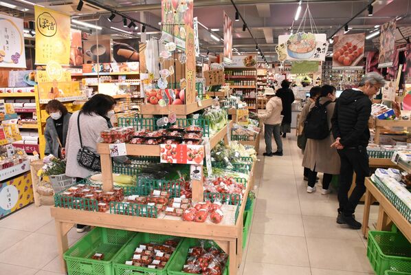茨城ならではの農産物や加工品がずらりと並ぶ店内