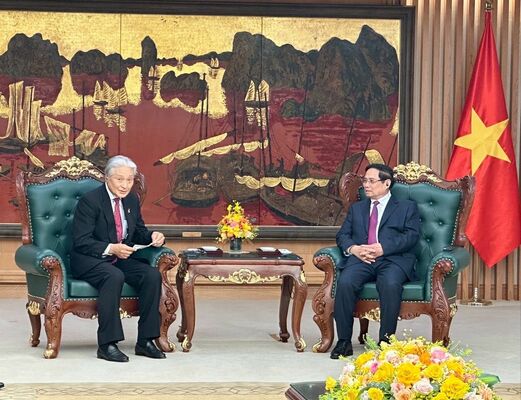 ベトナムのチン首相(右)と会談した福田知事=16日午後、ベトナム(県提供)