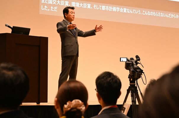 全国都市問題会で報告する佐藤市長