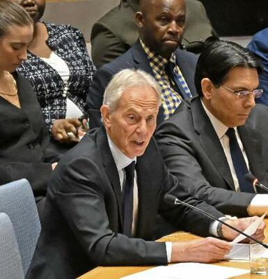 　２８日、国連安全保障理事会の会合で発言するブレア元英首相＝ニューヨーク（共同）　