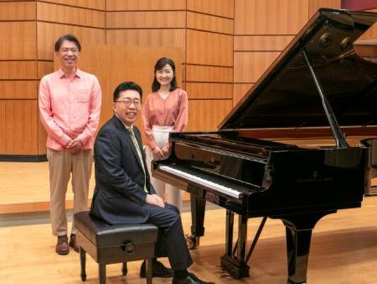 本田聖嗣(手前)と生徒役の寺田理恵子(右)と石丸裕之(撮影・安部まゆみ)