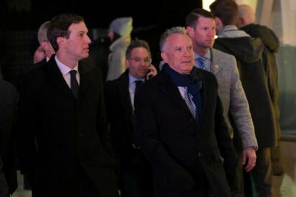 米国のウィットコフ和平交渉担当特使(手前右)とクシュナー氏(同左)=20日、スイス・ダボス(ロイター=共同)