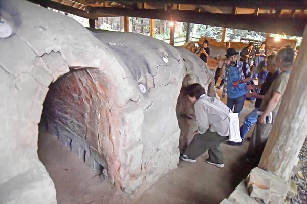 大登り窯の現状を調べる陶芸家ら＝２日、益子町益子