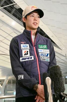 取材に応じるジャンプ男子の小林陵侑=16日、羽田空港