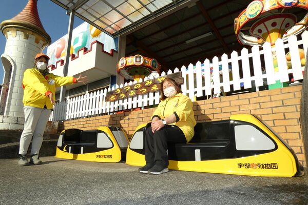 宇都宮動物園にお目見えしたＬＲＴベンチを紹介する職員