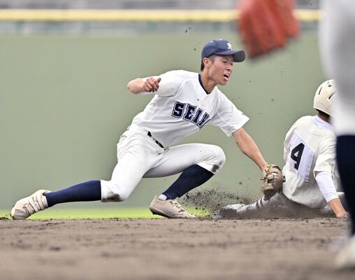 ３回、那須清峰の遊撃手・越井（左）が二盗を阻止＝エイジェックスタジアム、広瀬華撮影
