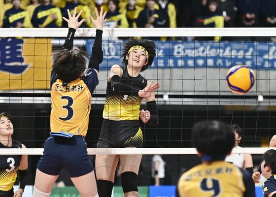 第１セット、国学栃木の増田がスパイクを放つ＝東京体育館