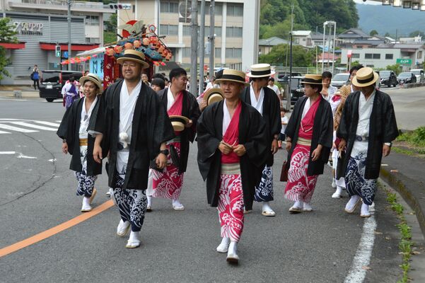 中心芸題を告げ回った金井町若衆団ら