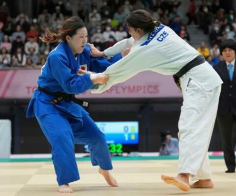 女子70キロ級3位決定戦 チェコ選手(右)と対戦する衣川暁=東京武道館