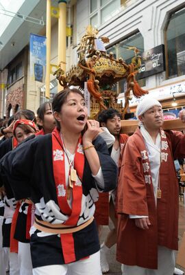 威勢良くオリオン通りを練り歩くみこし