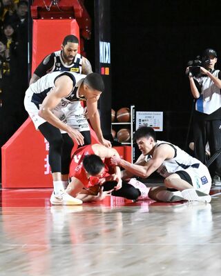 第３クオーター10分、ブレックスの高島（右）がルーズボールに飛び込む＝千葉県船橋市のららアリーナ東京ベイ、加藤竜矢撮影