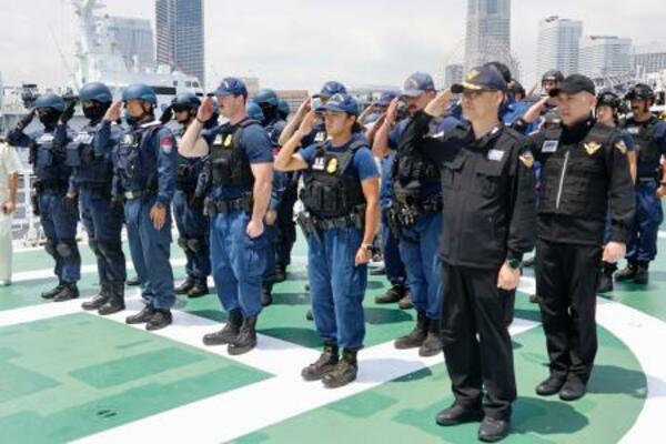 日米韓合同訓練後に整列する各国の隊員=19日午前、横浜市