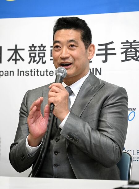 所長就任を控え、抱負を語る神山氏＝静岡市の静岡競輪場、河野光吉撮影