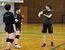 バレーボール成年女子の選手を指導する福田さん（右）