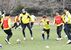 ボールを使ったトレーニングに励む栃木ＳＣの選手＝河内総合運動公園陸上競技場
