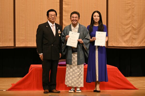平山町長と二地域居住エヴァンジェリストに委嘱された三平さん（中央）と国分さん（右）