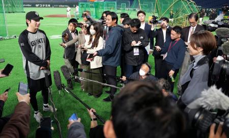 　練習後、取材対応する巨人・竹丸＝東京ドーム