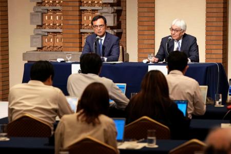 　経済同友会の代表幹事を辞任し、記者会見する新浪剛史氏。右は岩井睦雄筆頭副代表幹事＝９月３０日午後、東京都千代田区
