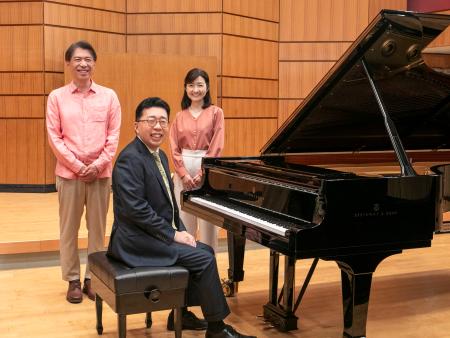 　本田聖嗣（手前）と生徒役の寺田理恵子（右）と石丸裕之（撮影・安部まゆみ）