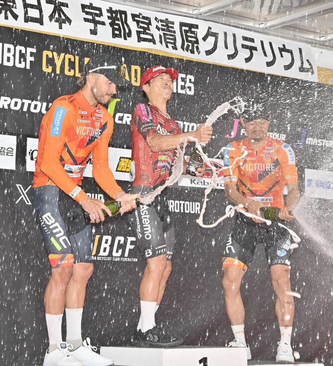 表彰式でシャンパンファイトを行うブリッツェンの岡（中央）ら＝宇都宮市清原工業団地、加藤竜矢撮影