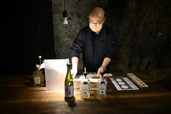 熟成酒試飲セットを用意する係員=8月2日、那須烏山市