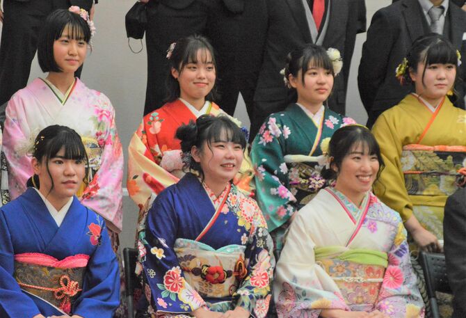 記念撮影に臨む出席者たち